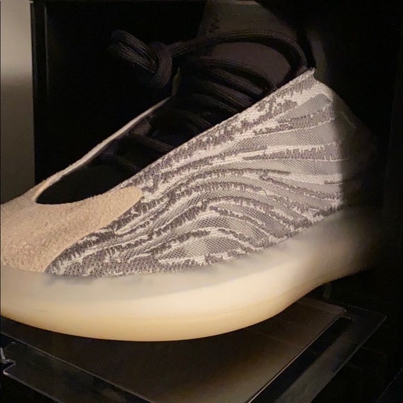 65 pairs of yeezys ( brand new ) - Picture 8 of 16